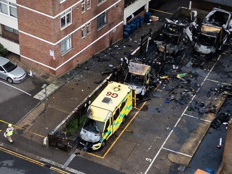 В Лондоні підпалили чотири швидкі єврейської організації