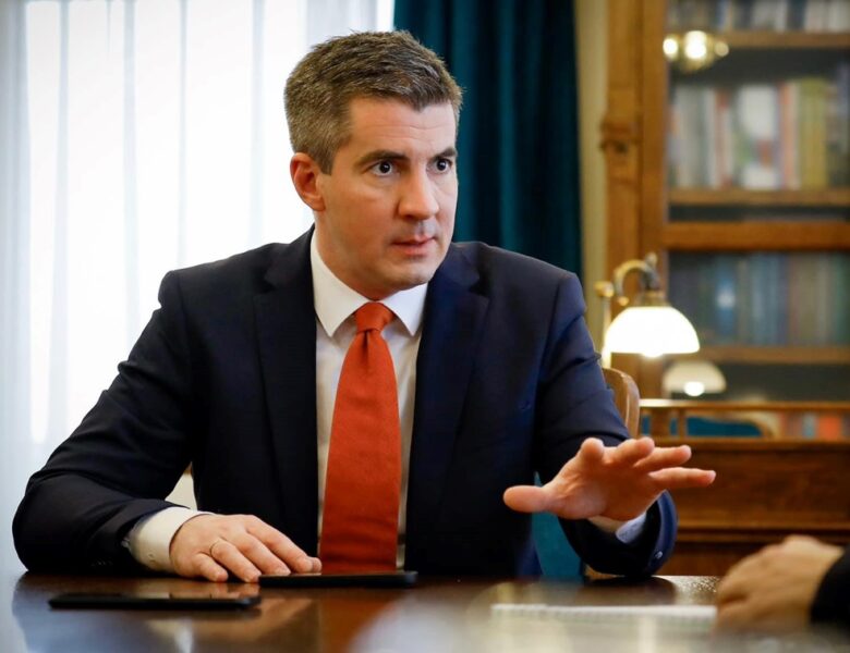 В Орбана готуються надовго “затримати” викрадені гроші Ощадбанку