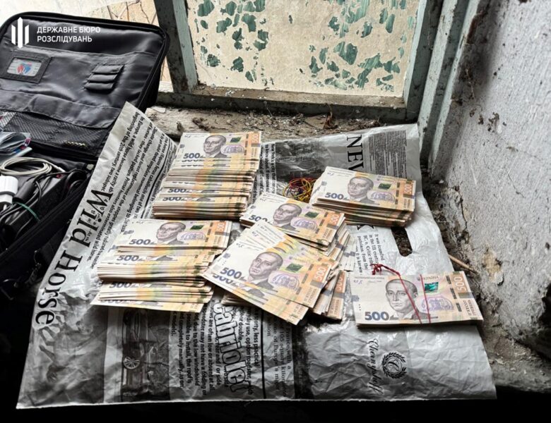 Вимагав кошти у родини загиблого оборонця: затримано ексвійськового