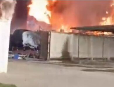 Вітер “збільшив” пожежу на нафтобазі в РФ