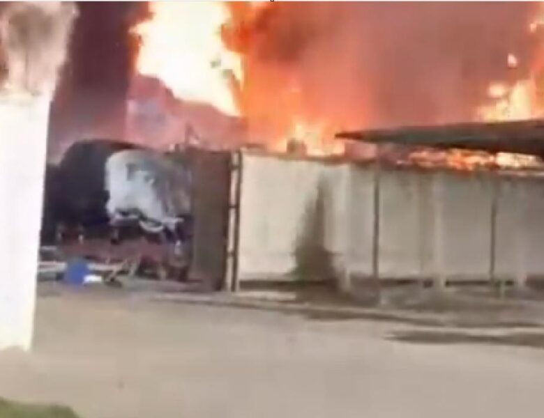 Вітер “збільшив” пожежу на нафтобазі в РФ