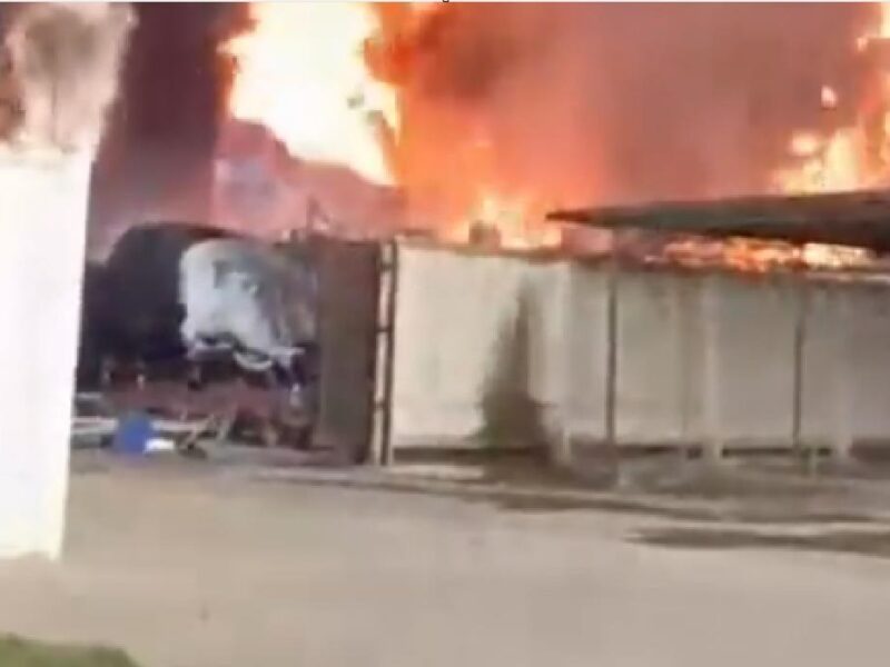 Вітер “збільшив” пожежу на нафтобазі в РФ