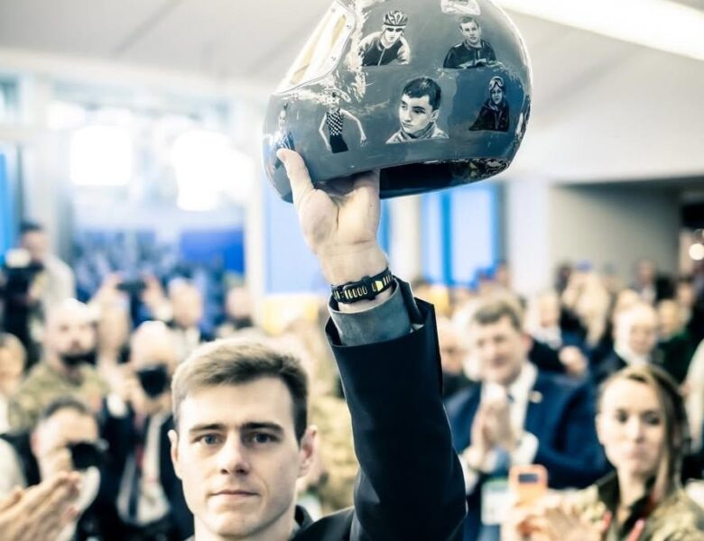 Владислав Гераскевич подарував вишиванку Бену Стіллеру