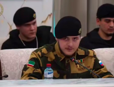 Вперше після ДТП: 18-річний син Кадирова засвітив на публіці погони майора