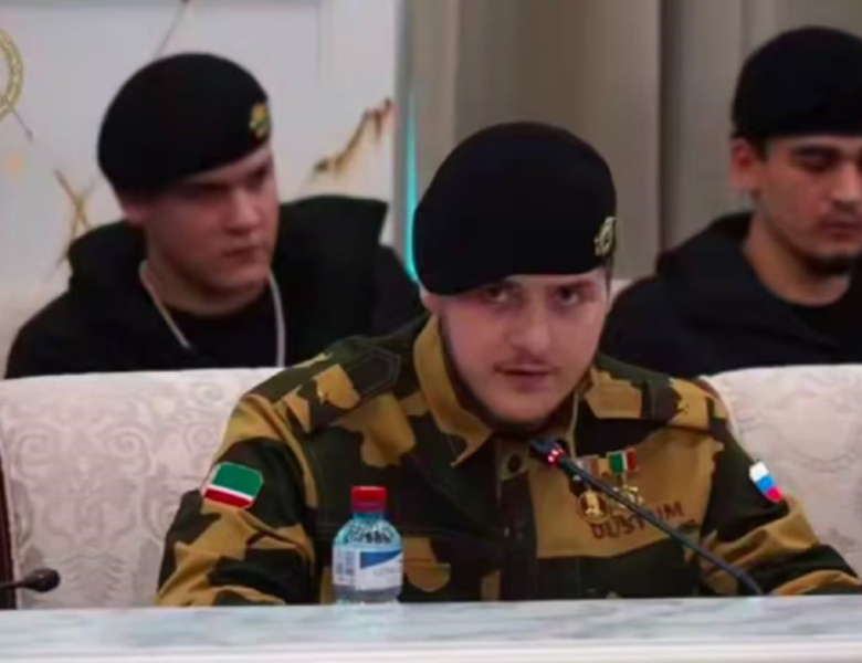 Вперше після ДТП: 18-річний син Кадирова засвітив на публіці погони майора