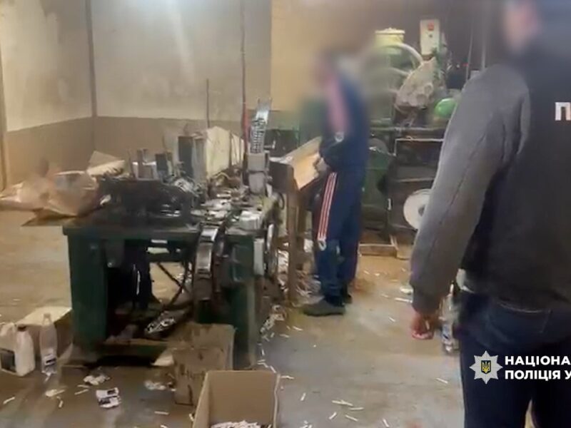ДСР ліквідував підпільну тютюнову фабрику з виробництвом до 50 тисяч пачок сигарет на добу