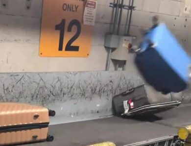 З’явилося відео, як в аеропорту знущаються із багажу