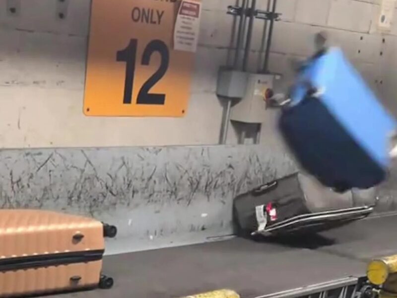 З’явилося відео, як в аеропорту знущаються із багажу