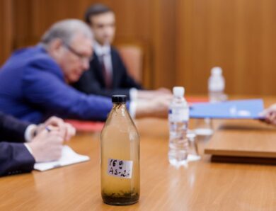 Забруднення Дністра: Молдова вручила дипломату РФ пляшку води з річки