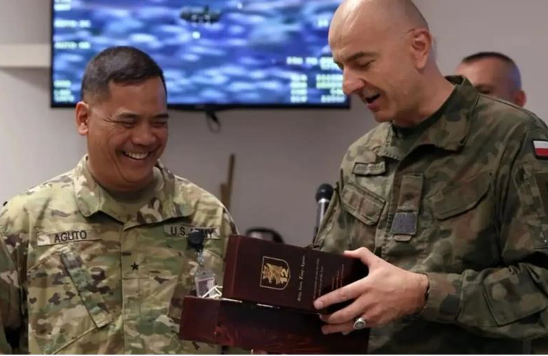 Загубив секретні карти: генерал США потрапив у скандал після візиту в Київ