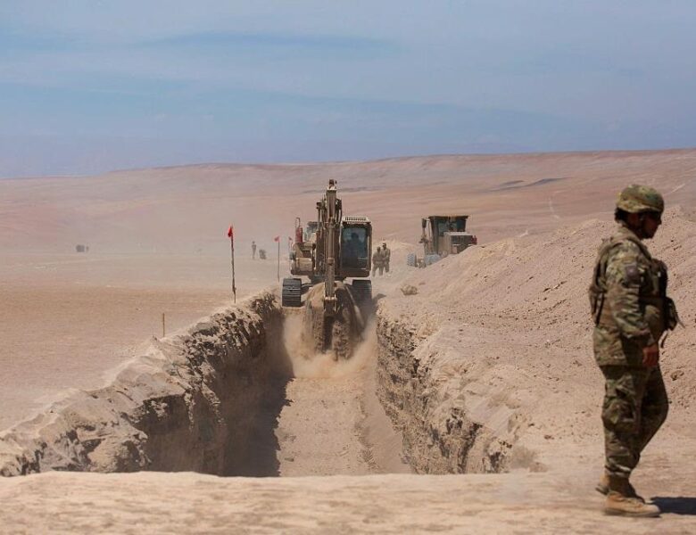 “Захист від нелегалів”: Чилі почала копати рів на кордоні з Перу