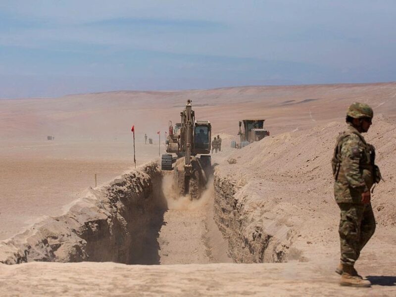 “Захист від нелегалів”: Чилі почала копати рів на кордоні з Перу