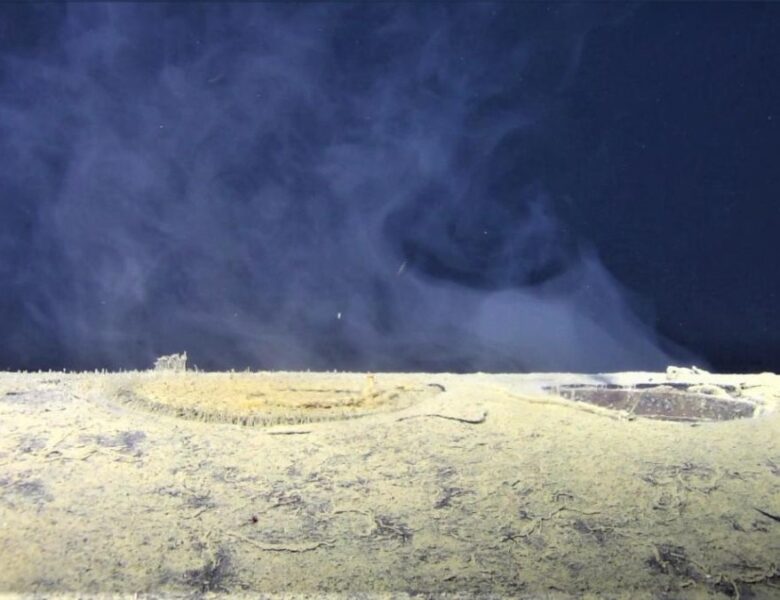 Затонулий радянський підводний човен випускає радіоактивні відходи в океан