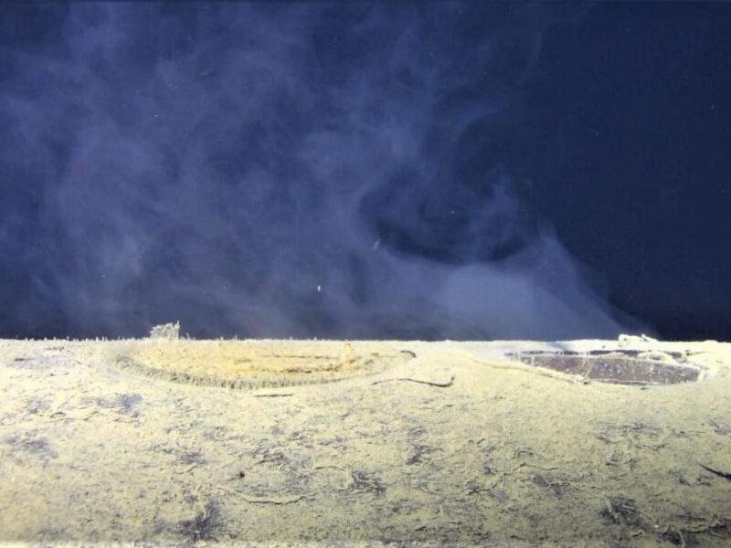 Затонулий радянський підводний човен випускає радіоактивні відходи в океан