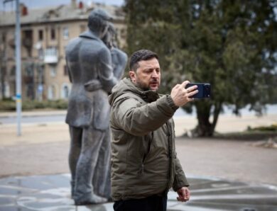 Зеленський прибув на Донбас і заявив про наступ РФ