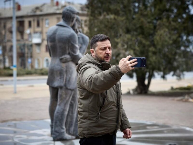 Зеленський прибув на Донбас і заявив про наступ РФ