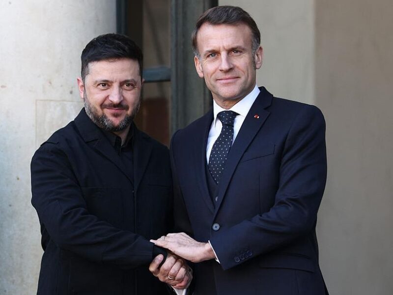 Зеленський приїхав у Париж, зустрітися з Макроном