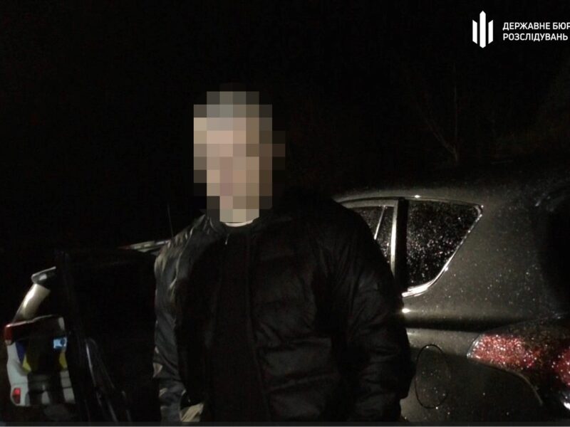 Зі зброєю “визволяв” мобілізованого друга: нацгвардійцю загрожує до 8 років