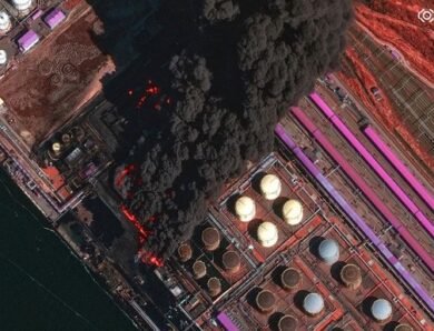 Зйомка з супутника показала, як горять порти РФ