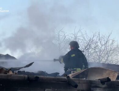 На Сумщині росіяни знову завдали удару по житловому сектору: рятувальники ліквідували пожежу