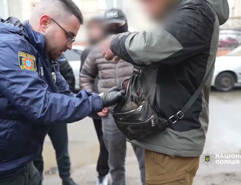 10 тис. доларів за посаду в РТЦК та СП: поліцейські викрили військовослужбовця у зловживанні впливом