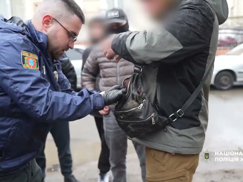 10 тис. доларів за посаду в РТЦК та СП: поліцейські викрили військовослужбовця у зловживанні впливом