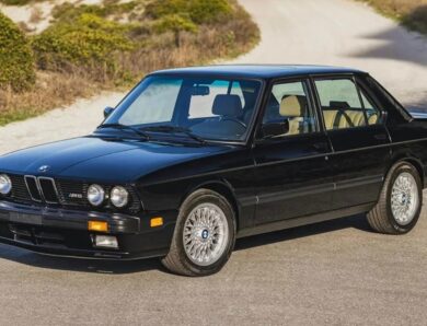 38-річний BMW M5 E28 продали за ціною нового Bentley Bentayga