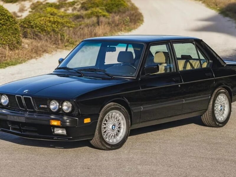 38-річний BMW M5 E28 продали за ціною нового Bentley Bentayga