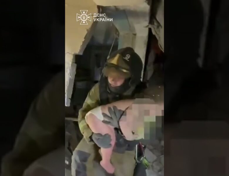 ОДЕСА.ДИТИНА З-ПІД ЗАВАЛІВ.Це ціна російського«миру».росія цілить у гуртожитки,а ми рятуємо немовлят