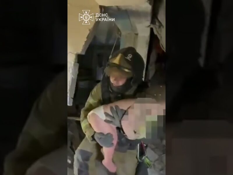 ОДЕСА.ДИТИНА З-ПІД ЗАВАЛІВ.Це ціна російського«миру».росія цілить у гуртожитки,а ми рятуємо немовлят