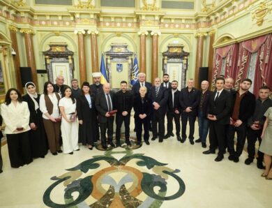 Володимир Зеленський вручив державні нагороди представникам кримськотатарського народу