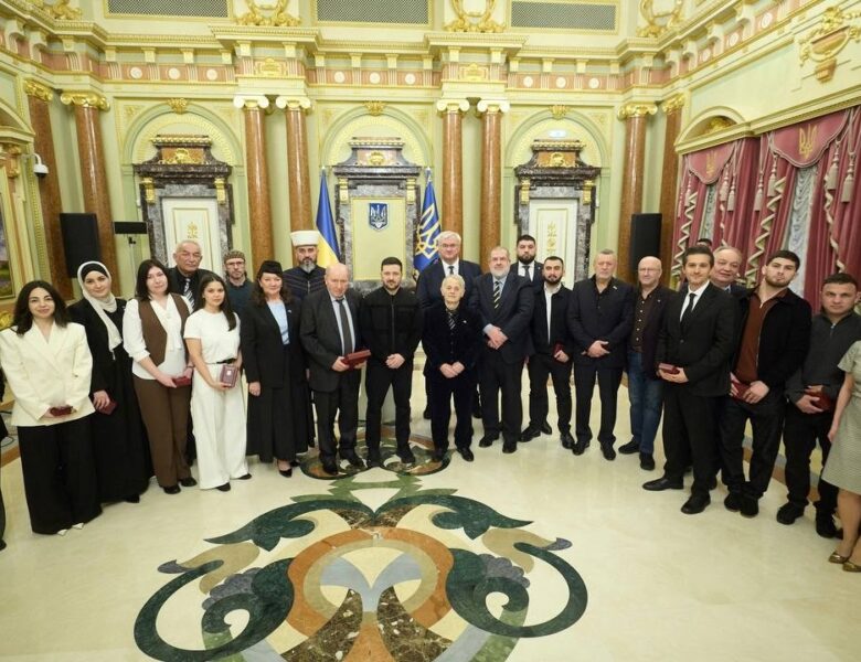 Володимир Зеленський вручив державні нагороди представникам кримськотатарського народу