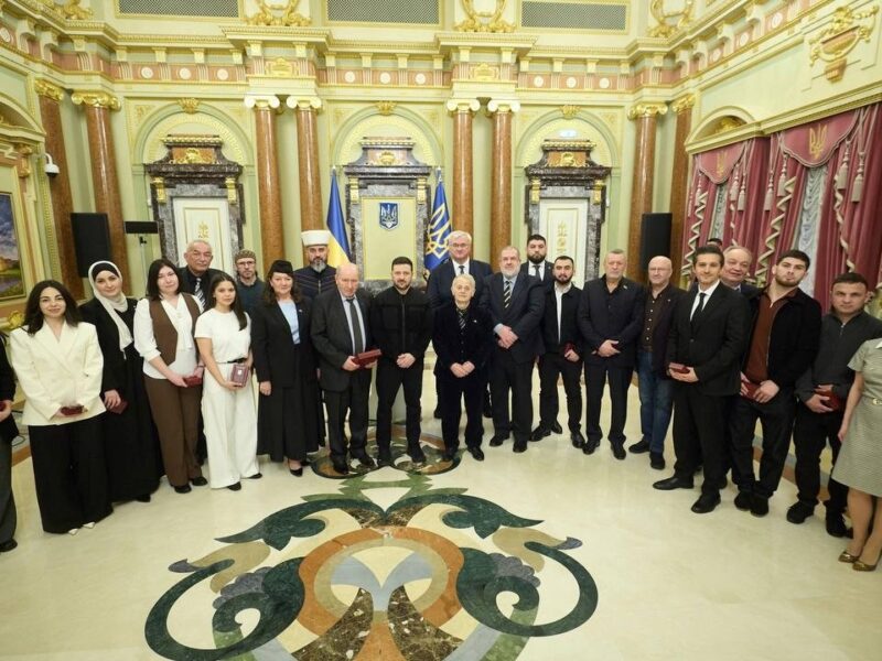 Володимир Зеленський вручив державні нагороди представникам кримськотатарського народу