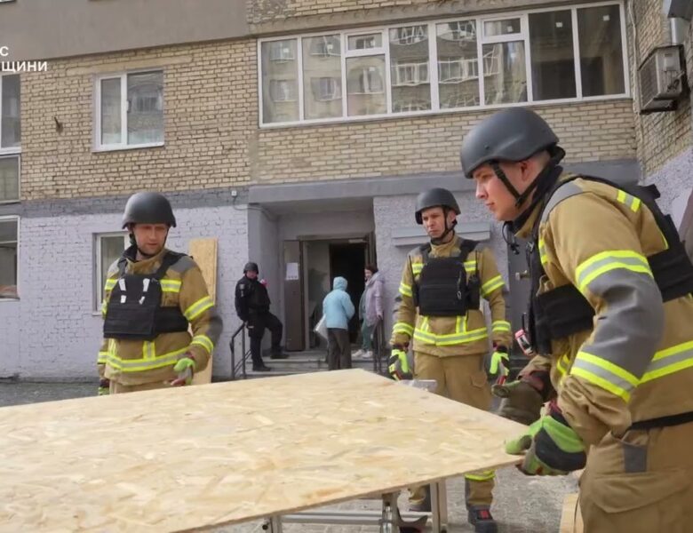 У Сумах впродовж дня тривали аварійно-відновлювальні роботи на місці російської нічної атаки