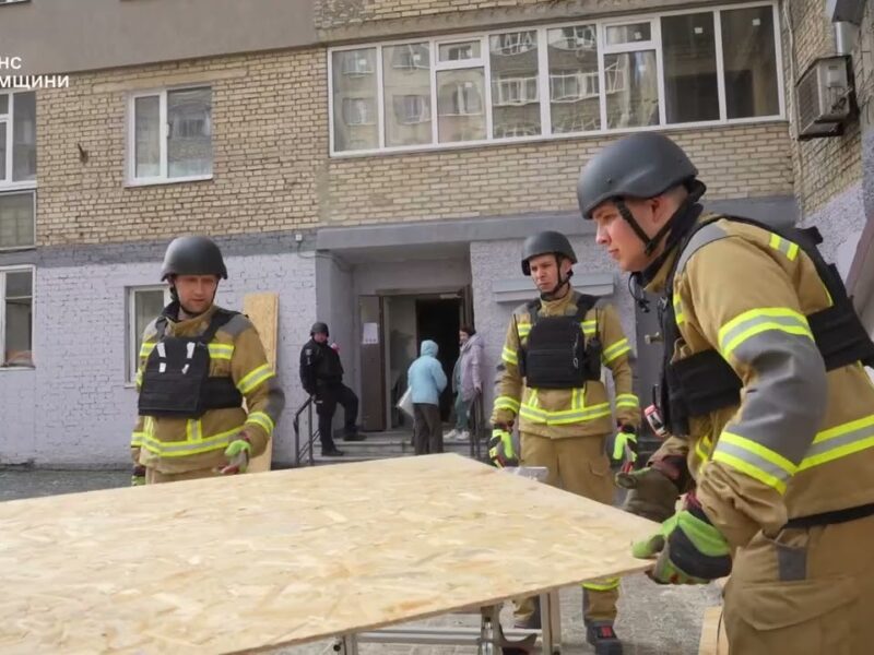 У Сумах впродовж дня тривали аварійно-відновлювальні роботи на місці російської нічної атаки