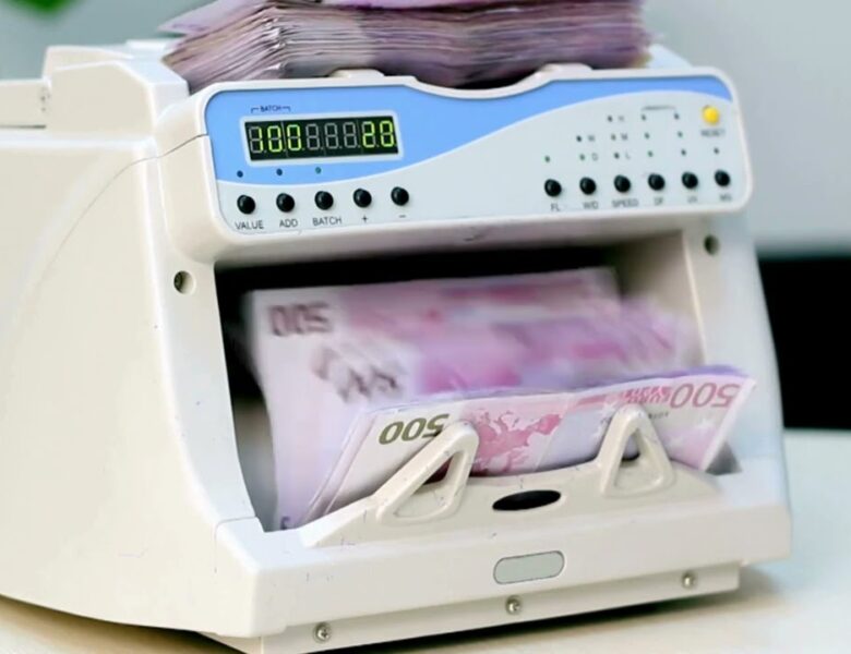 Скандал у Дніпрі! Депутата райради та його сина підозрюють у схемі з фіктивним працевлаштуванням