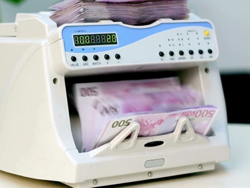 Скандал у Дніпрі! Депутата райради та його сина підозрюють у схемі з фіктивним працевлаштуванням