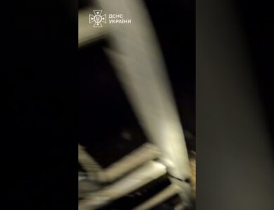 «ВІДХОДЬ! ЛЕТИТЬ!»: рятувальники під прицілом дронів у Краматорську!