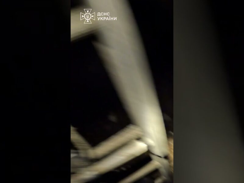 «ВІДХОДЬ! ЛЕТИТЬ!»: рятувальники під прицілом дронів у Краматорську!