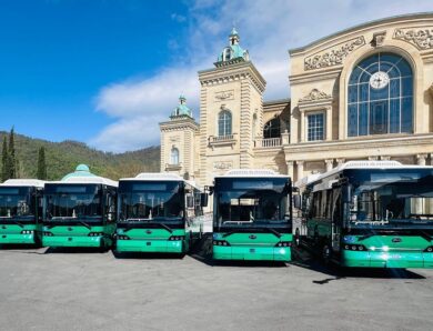 Азербайджан подарував Україні пасажирські автобуси