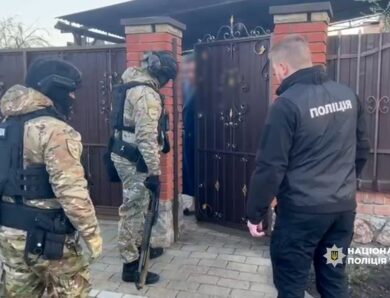 Нацполіція викрила організовану групу, яка роками привласнювала квартири померлих та одиноких людей