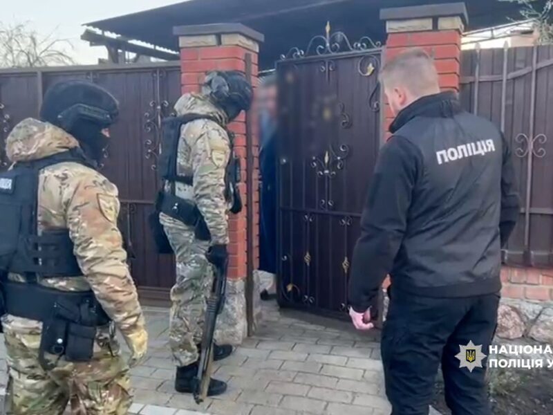 Нацполіція викрила організовану групу, яка роками привласнювала квартири померлих та одиноких людей