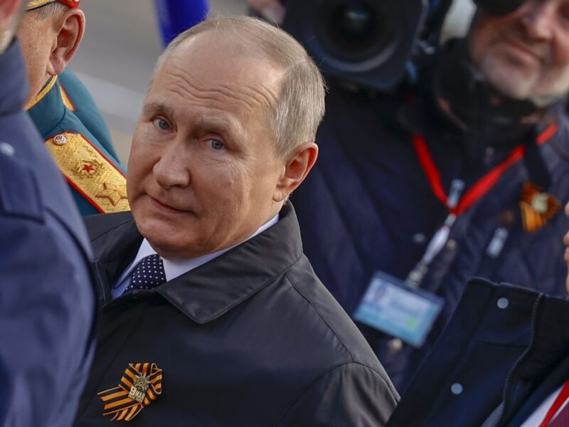 Бесіда з Трампом: навіщо Путіну “тиша” на 9 травня