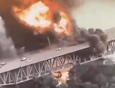 Біля з Панамського каналу загорівся міст: є жертва