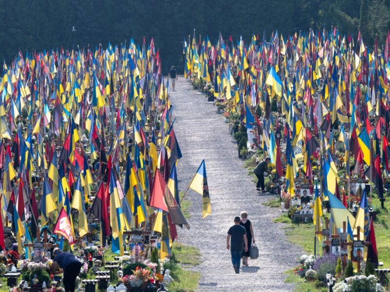 Близько 1000 кладовищ в Україні заборонені для відвідування