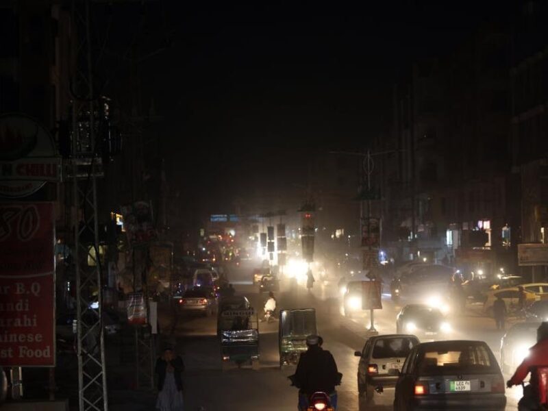 Блокада Ормуза: у Пакистані щодня відключатимуть світло