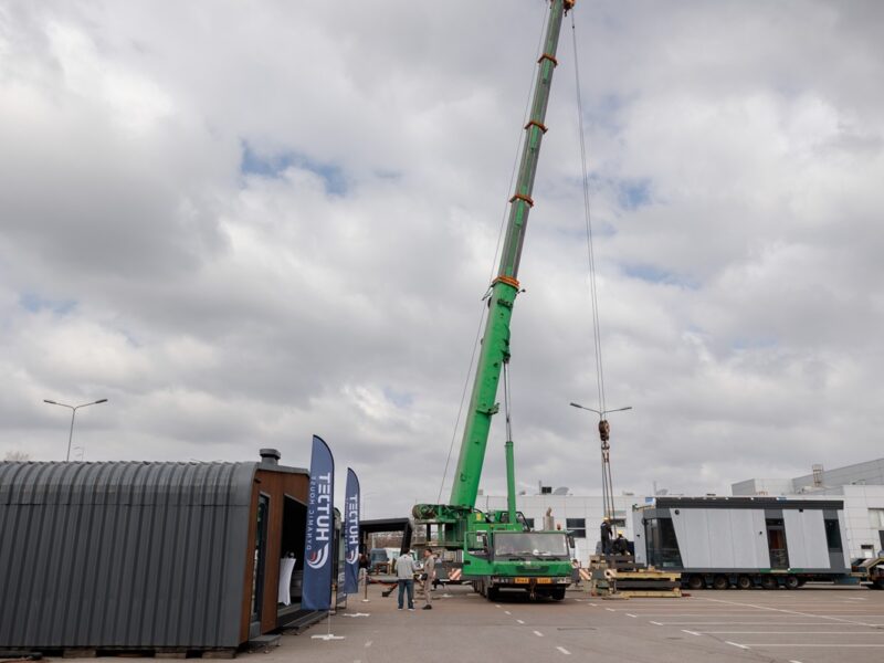 Будівельне шоу від HutJet: компанія змонтувала prefab-будинок за 8 годин