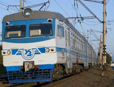 Через надзвичайну подію затримується низка поїздів