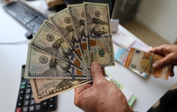 Долар дорожчає в обмінниках, євро стабілізувався