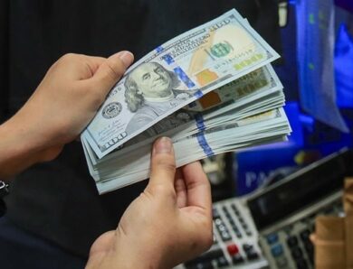 Долар і євро пішли вниз в обмінниках